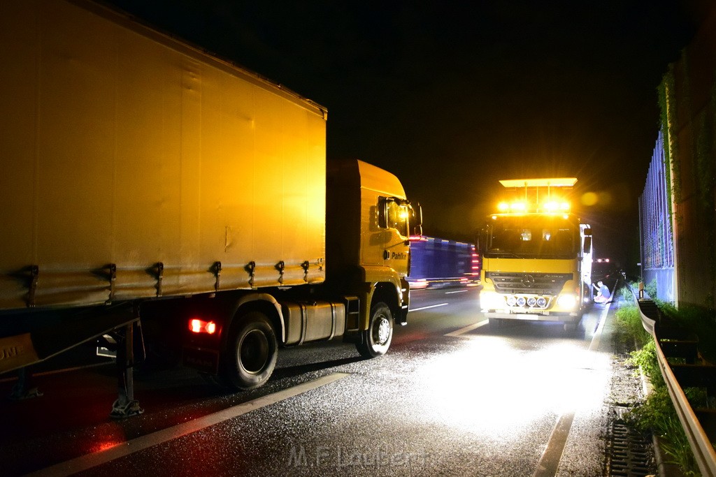 LKW Verfolgung A 3 Rich Oberhausen gestellt mit Nagelbrett Hoehe AS Koeln Dellbrueck P74.JPG - Miklos Laubert